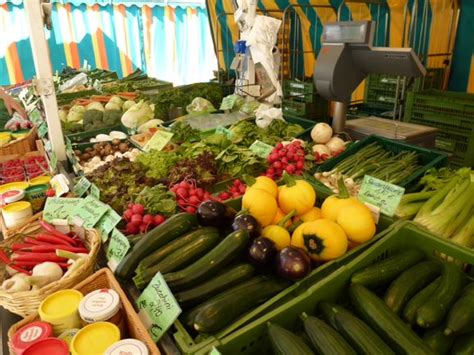 Der Wochenmarkt in Menden .